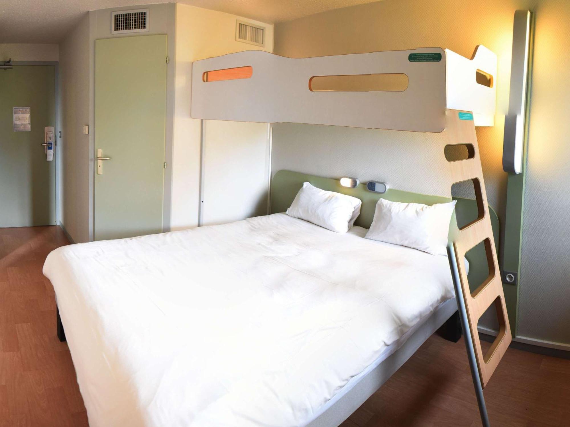 Hotel Ibis Budget Laval Bonchamp Les Laval Exterior foto