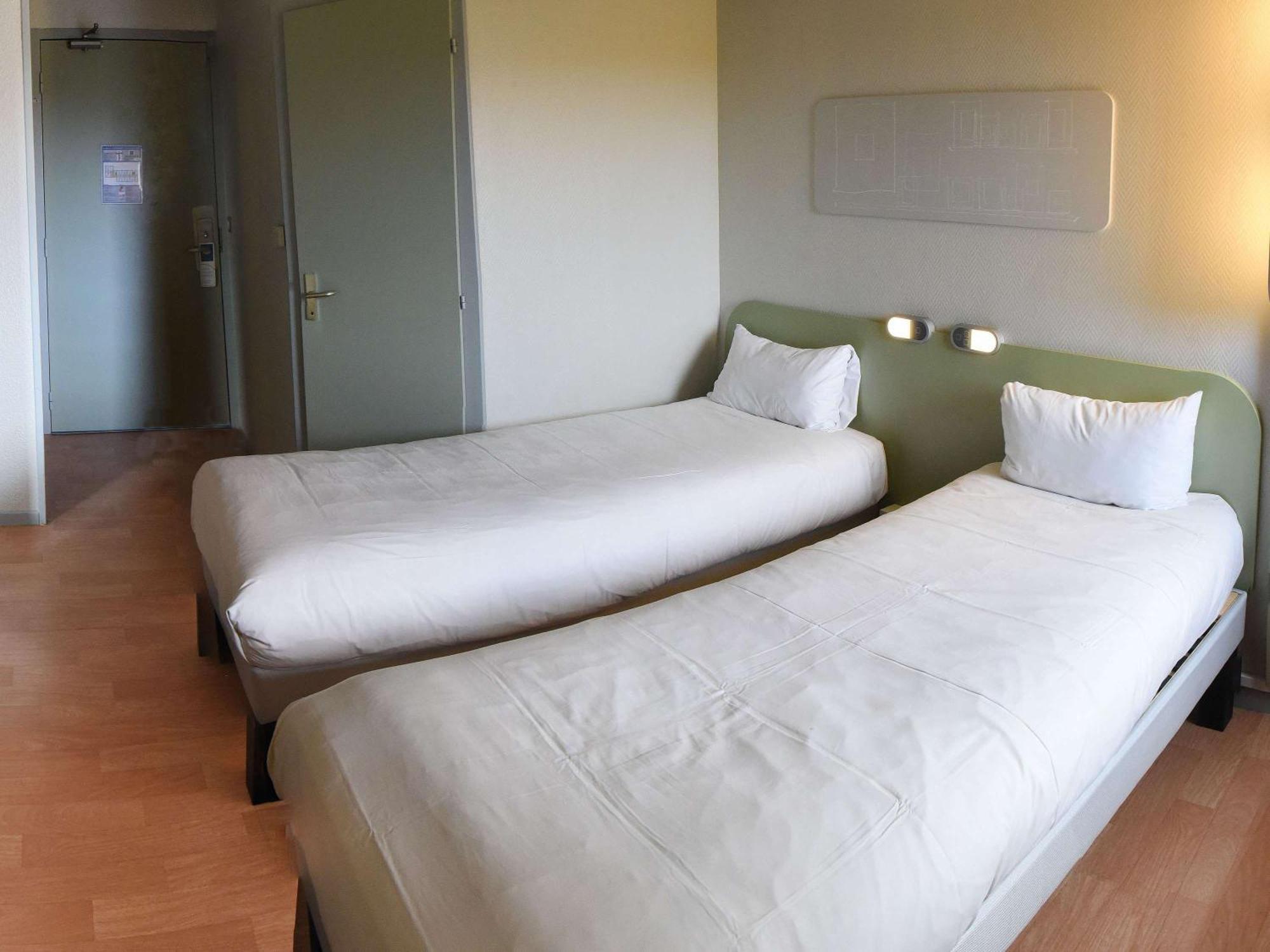 Hotel Ibis Budget Laval Bonchamp Les Laval Exterior foto