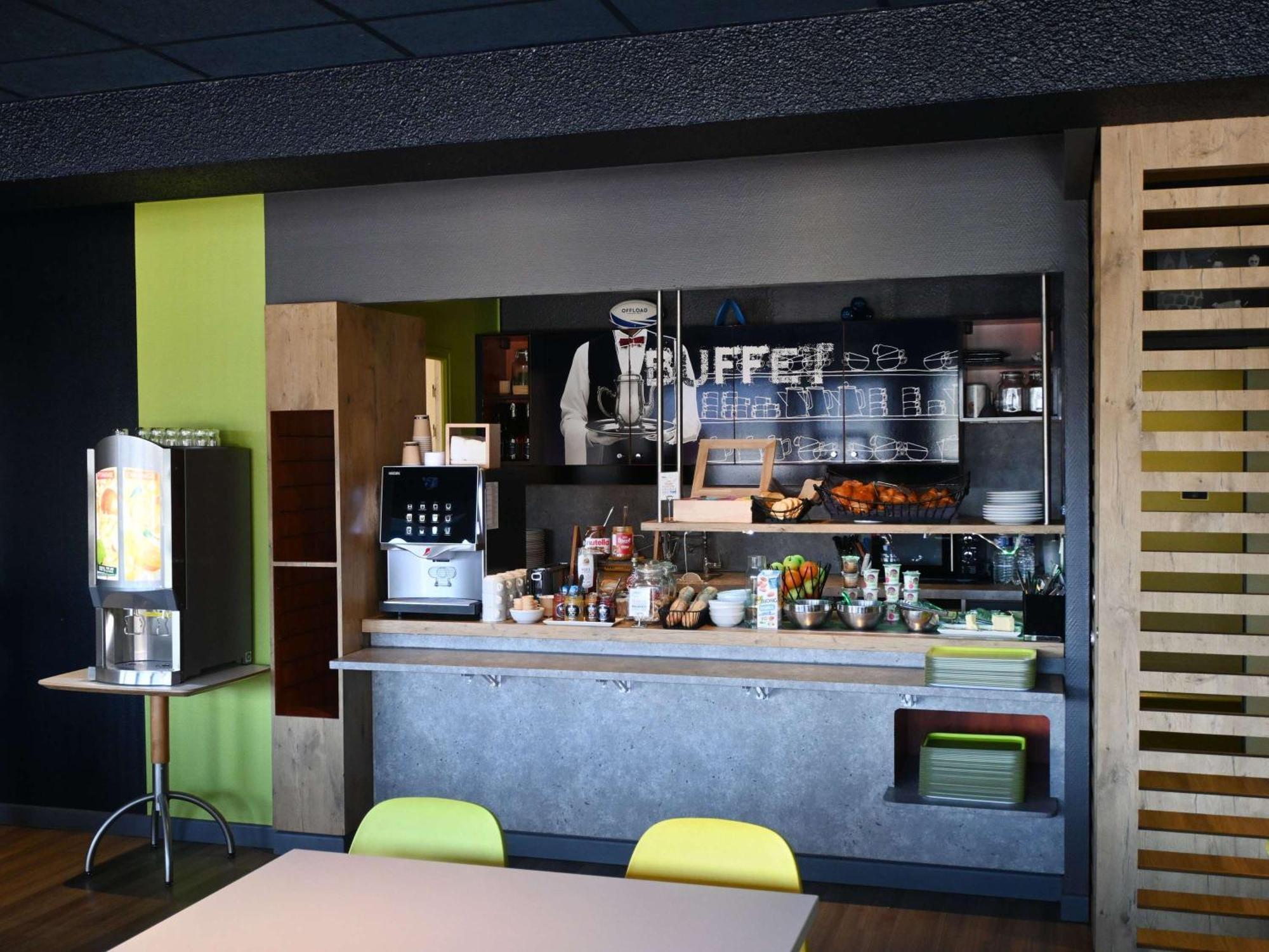 Hotel Ibis Budget Laval Bonchamp Les Laval Exterior foto