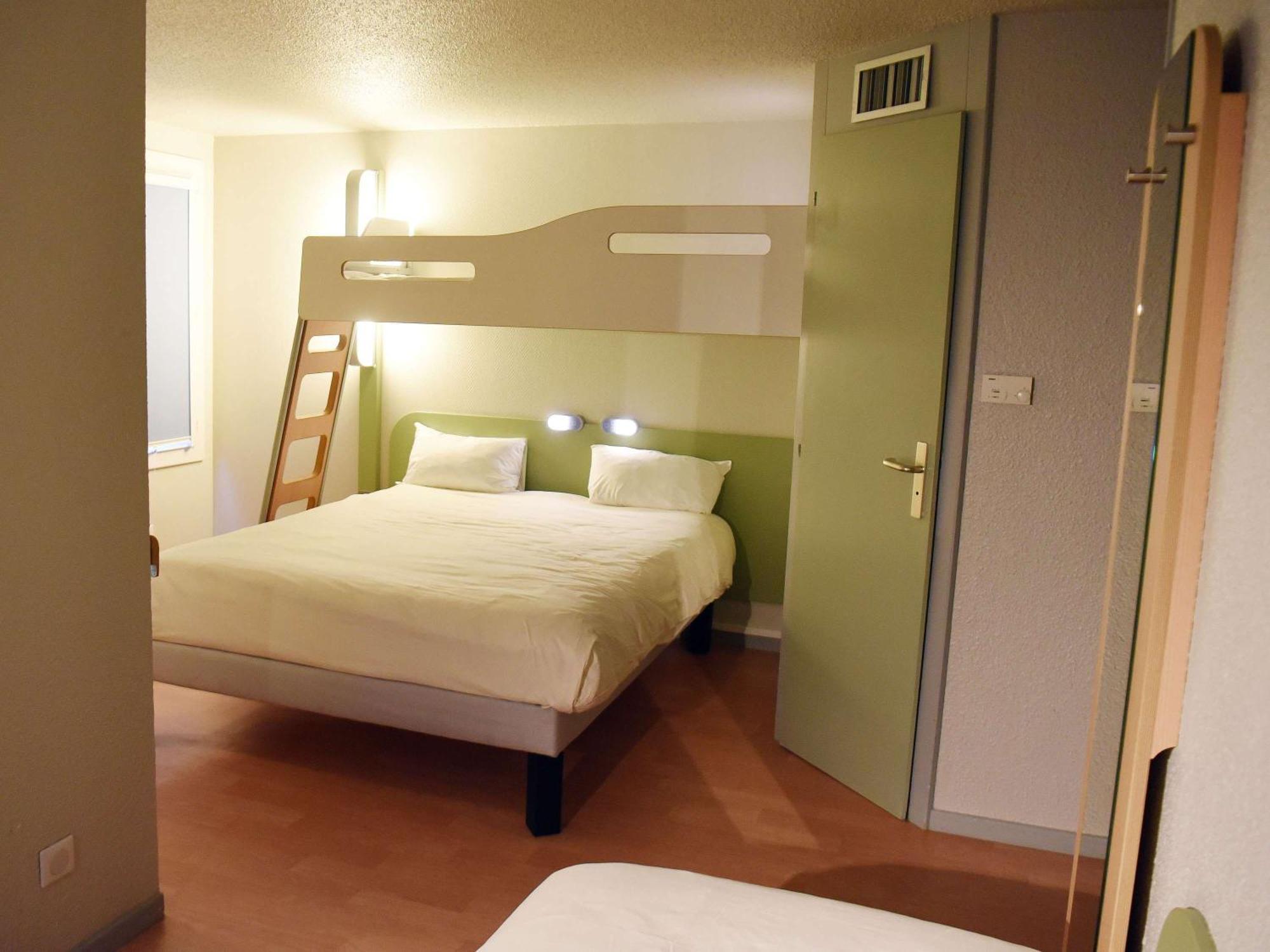 Hotel Ibis Budget Laval Bonchamp Les Laval Exterior foto