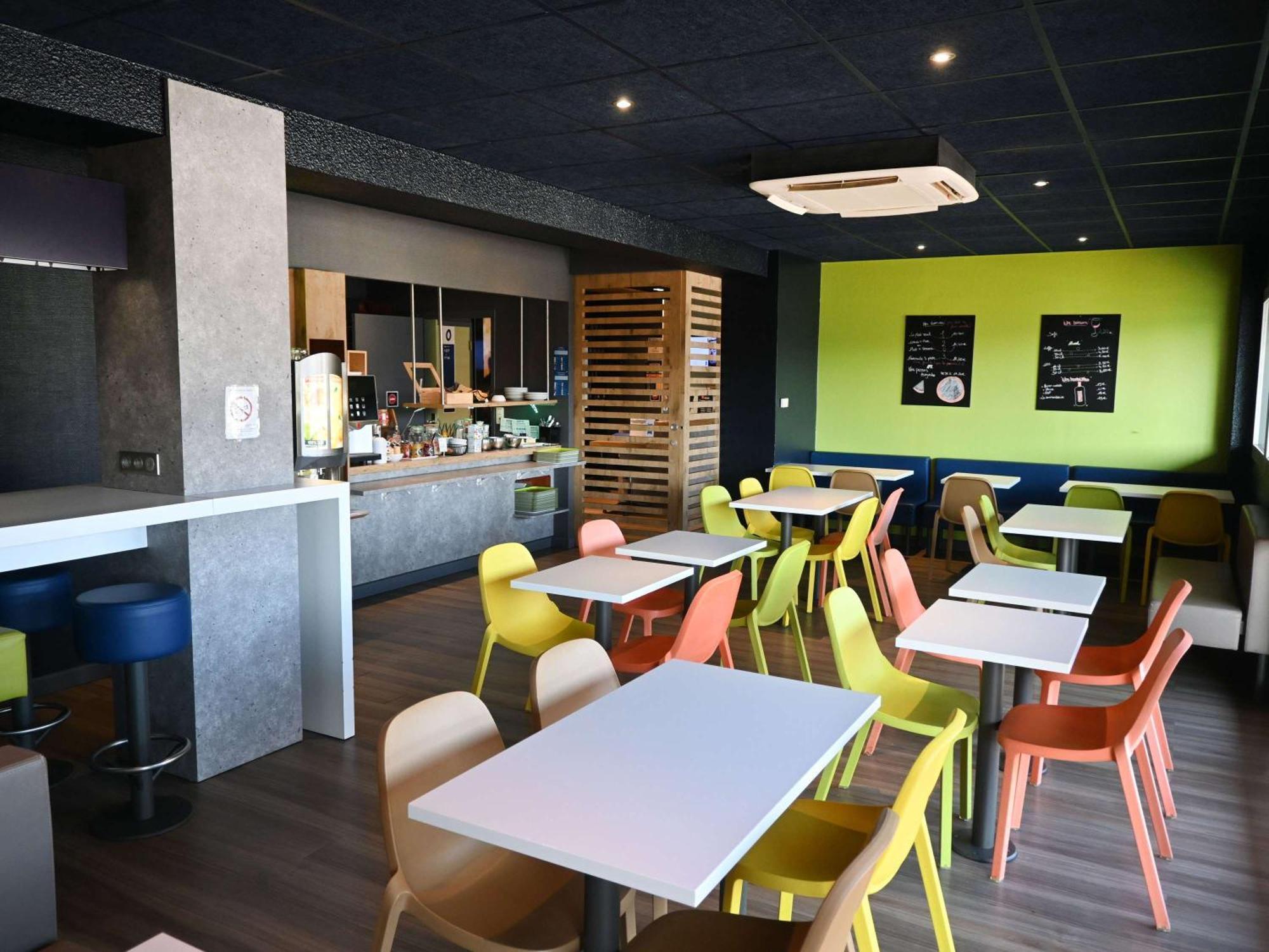 Hotel Ibis Budget Laval Bonchamp Les Laval Exterior foto
