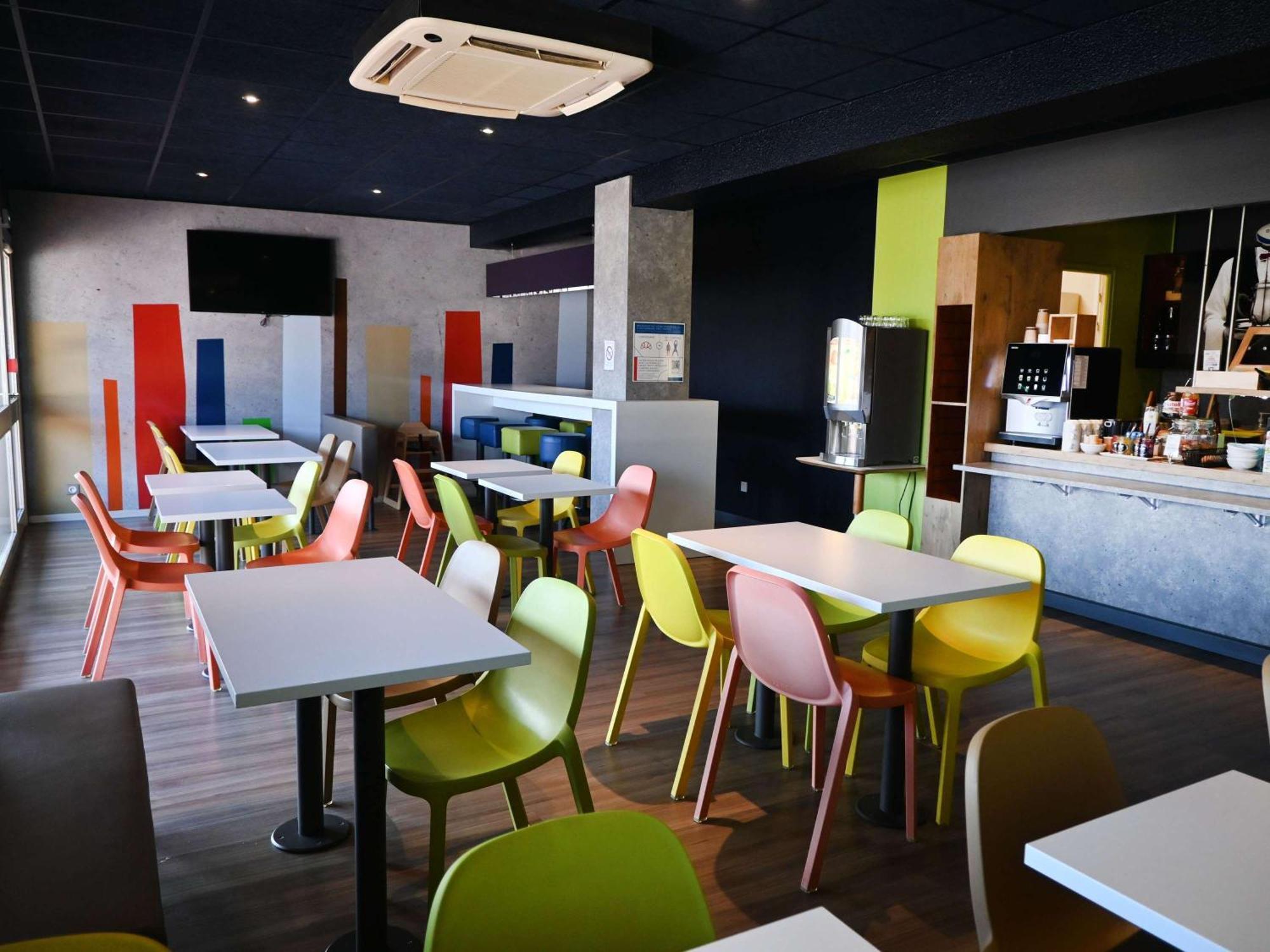 Hotel Ibis Budget Laval Bonchamp Les Laval Exterior foto