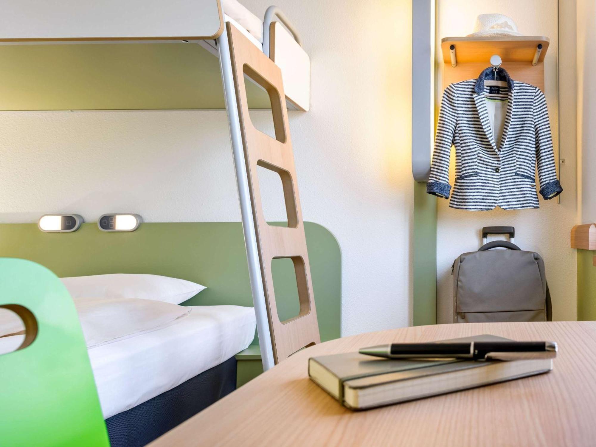 Hotel Ibis Budget Laval Bonchamp Les Laval Exterior foto