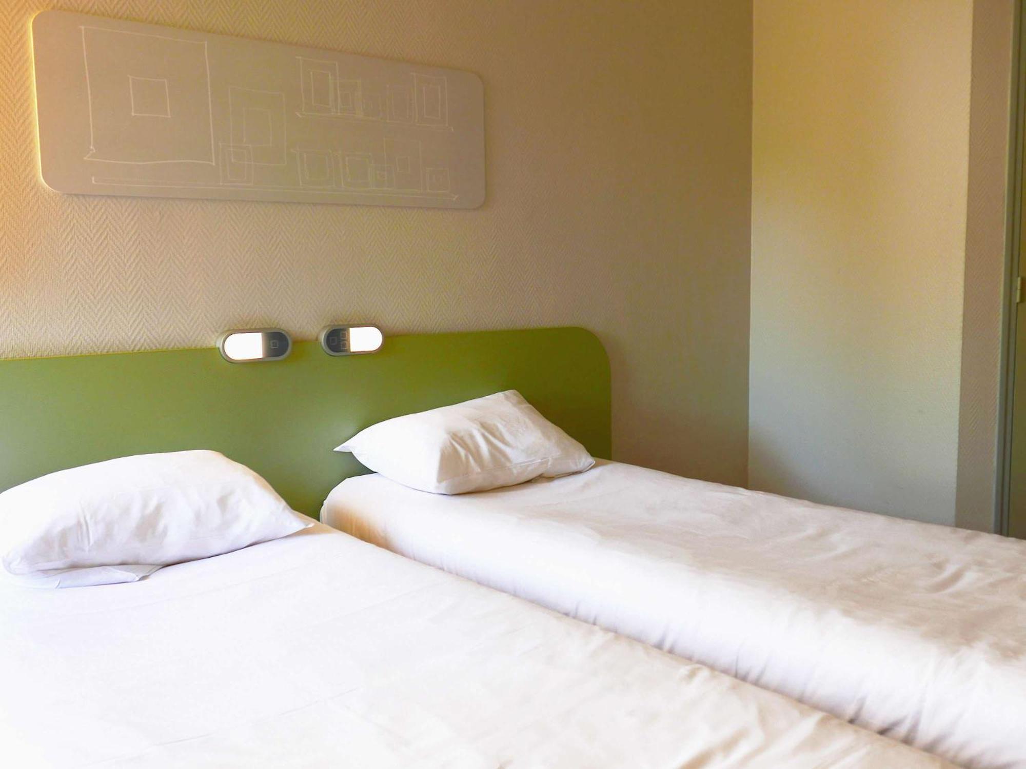 Hotel Ibis Budget Laval Bonchamp Les Laval Exterior foto