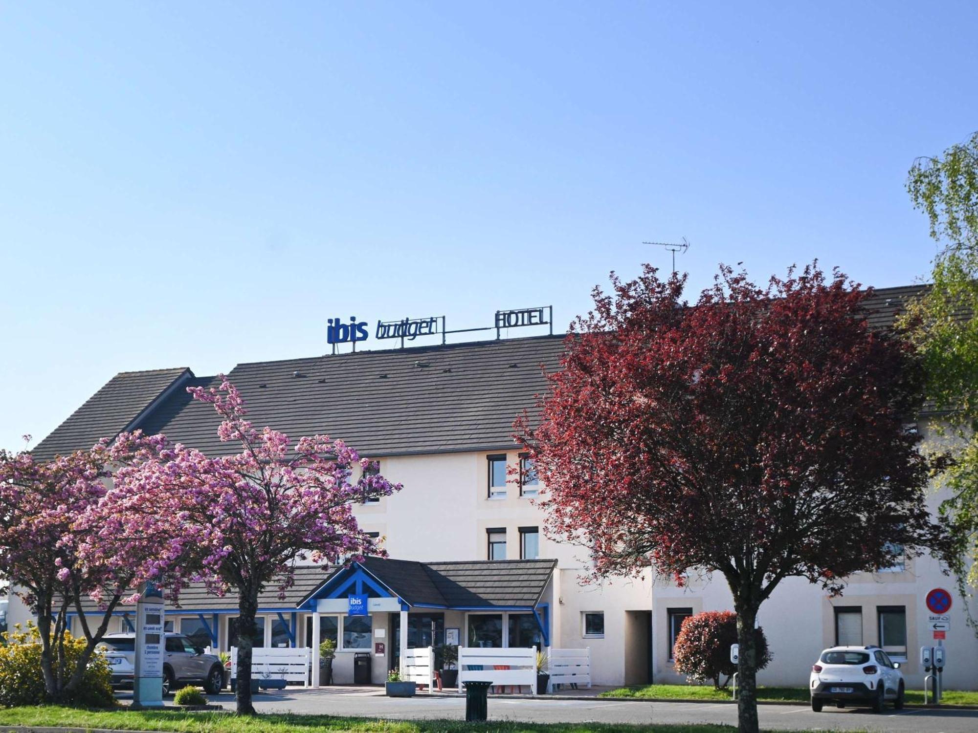 Hotel Ibis Budget Laval Bonchamp Les Laval Exterior foto